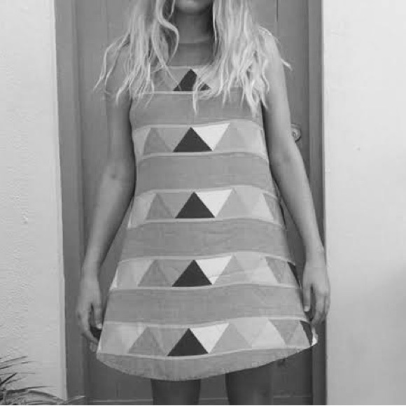 MISTER ZIMI Juanita Sleeveless Tina Geometric Triangle Print Shift Dress - Picture 6 of 16